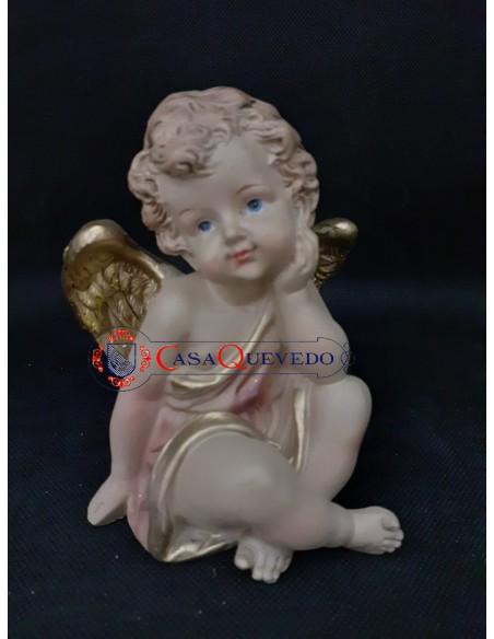 Ángel sentado con alas